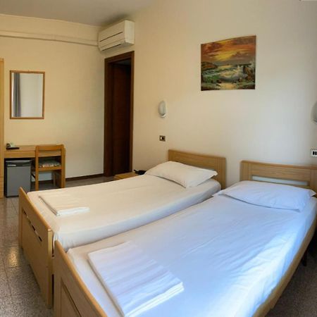 Garni Onda Hotel Torri Del Benaco Room photo