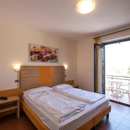 Garni Onda Hotel Torri Del Benaco Room photo